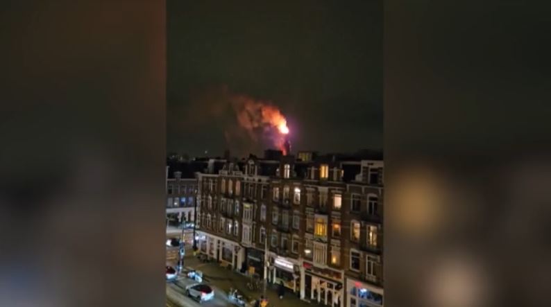 Άμστερνταμ: Μεγάλη πυρκαγιά σε γοτθικό ναό του 1884 – Κατέρρευσε ο πύργος