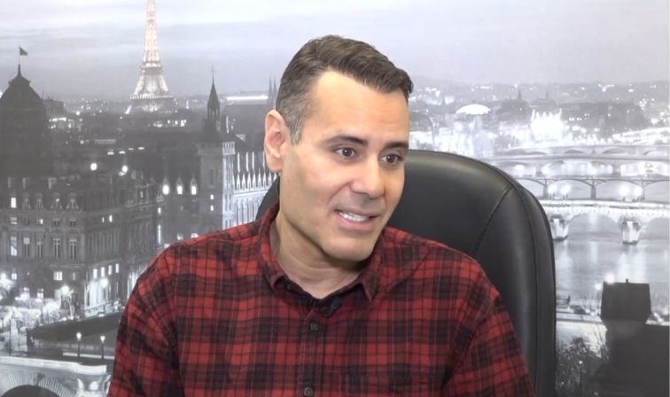 Νίκος Γεωργιάδης: «Υπάρχει έντονο “φλερτ” παρουσιάστριας με έτερο σταθμό που μπορεί να οδηγήσει σε “γάμο”»