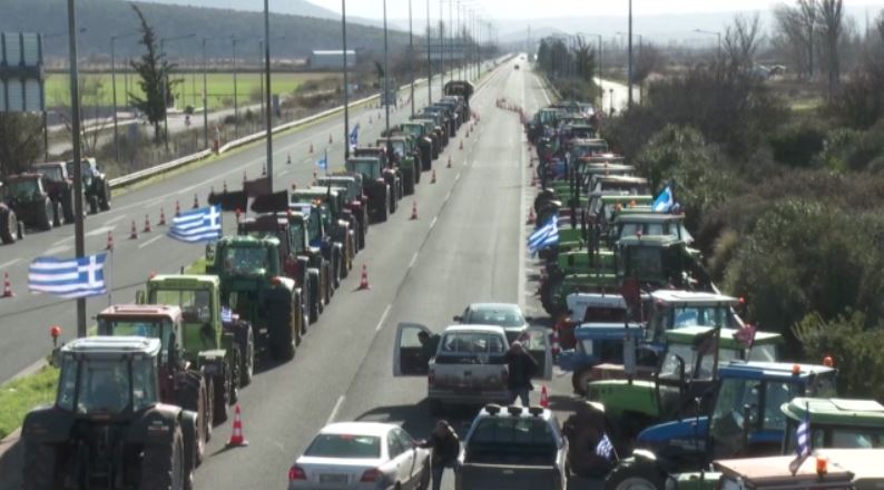Θετικοί στο να καθίσουν στο τραπέζι του διαλόγου με την κυβέρνηση οι αγρότες – Συνεχίζουν τις κινητοποιήσεις τους