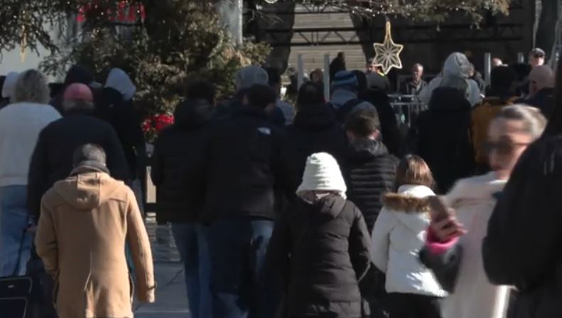 Γεμάτοι Αθηναίους και τουρίστες οι δρόμοι και οι ταβέρνες παρά το τσουχτερό κρύο σε Αθήνα & Θεσσαλονίκη