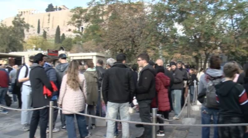 «Πλημμύρισε» τουρίστες το κέντρο της Αθήνας – «Ουρές» στην Ακρόπολη