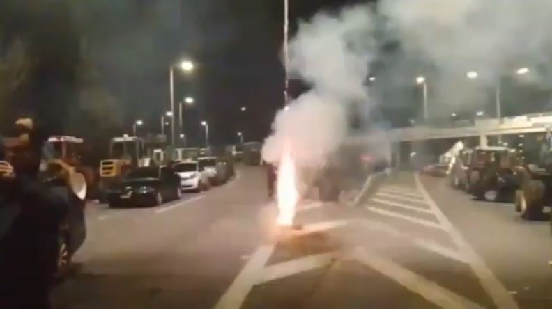 Ρεβεγιόν και κοπή της βασιλόπιτας στα μπλόκα έκαναν οι αγρότες – Την Κυριακή θα αποφασιστεί το μέλλον των κινητοποιήσεων