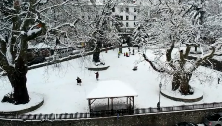 Κακοκαιρία: Στα λευκά «ντύθηκαν» πολλές περιοχές της χώρας – Πολικές θερμοκρασίες και θυελλώδεις άνεμοι