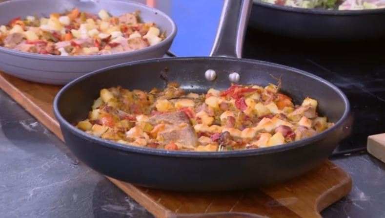 Ο Δημήτρης Σκαρμούτσος μάς ετοιμάζει ψαρονέφρι πρασοτηγανιά με πιπεριά Φλωρίνης και πατάτες