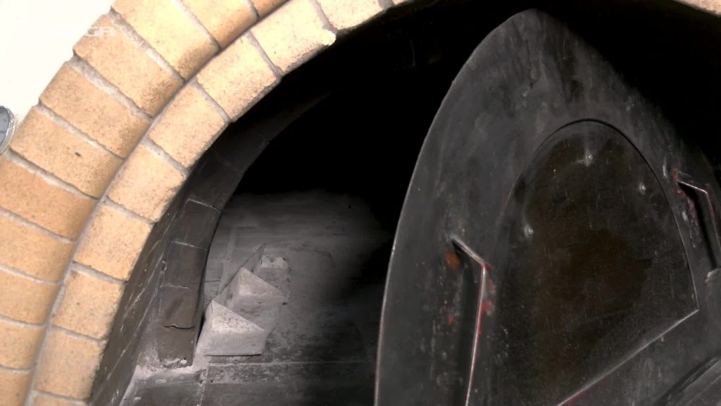 Παραδοσιακό ψωμί με προζύμι στον ξυλόφουρνο - 