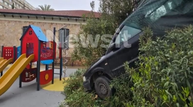 Καισαριανή: Οδηγός αυτοκίνητου έχασε τον έλεγχο και διέλυσε παιδική χαρά – Δεν σημειώθηκε τραυματισμός