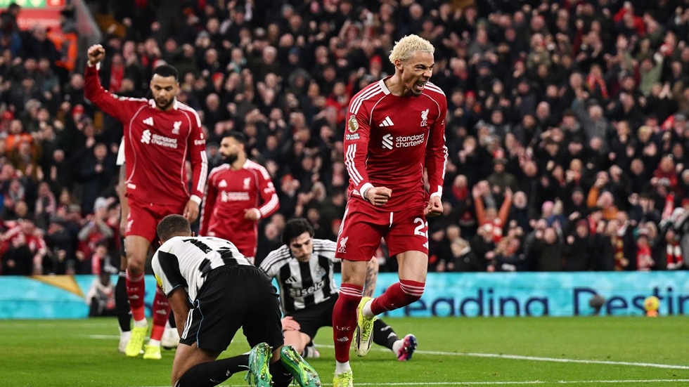 «Τρίποντο» με ανατροπή η Λίβερπουλ που ελπίζει για τετράδα