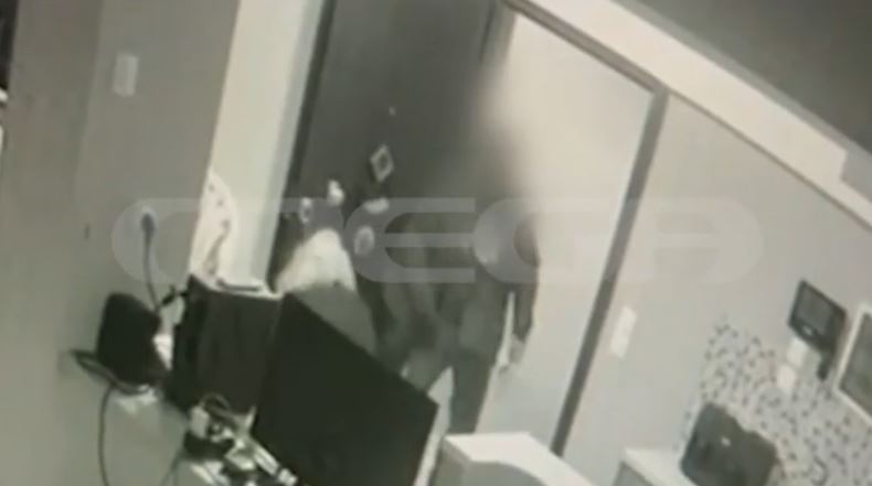 Κυψέλη: Η στιγμή που ο 64χρονος μπαίνει στο σπίτι και επιχειρεί να βιάσει την 25χρονη με αναπηρία – Βίντεο ντοκουμέντο