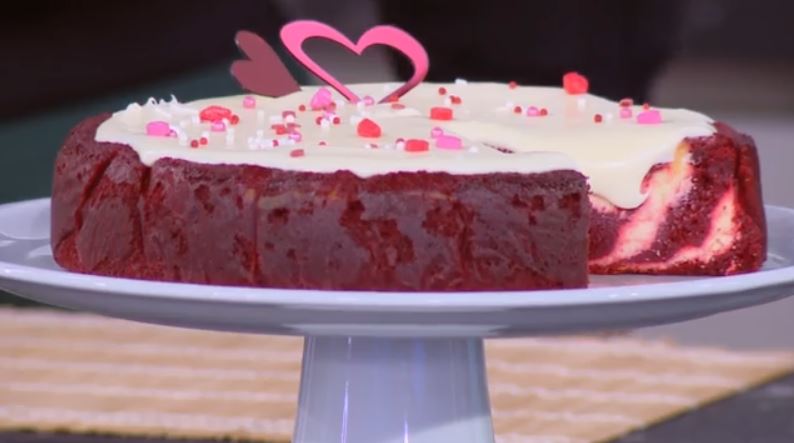 Ο Χρήστος Βέργαδος μάς φτιάχνει red velvet cheesecake