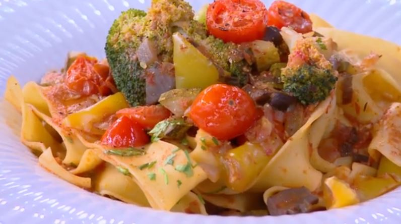 Ο Δημήτρης Σκαρμούτσος μάς ετοιμάζει παπαρδέλες με λαχανικά