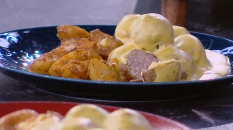 Ο Δημήτρης Σκαρμούτσος μάς ετοιμάζει μοσχαρίσια κεφτεδάκια με σάλτσα σόγιας, μουστάρδας και ζωμού λαχανικών