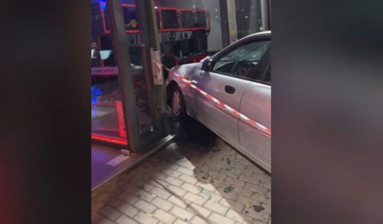 Άγιος Δημήτριος: ΙΧ έπεσε σε τζαμαρία ίντερνετ καφέ – Προηγήθηκε καταδίωξη