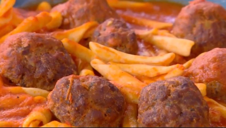 Ο Δημήτρης Σκαρμούτσος μάς ετοιμάζει αρνίσια κεφτεδάκια κοκκινιστά με σκιουφικτά