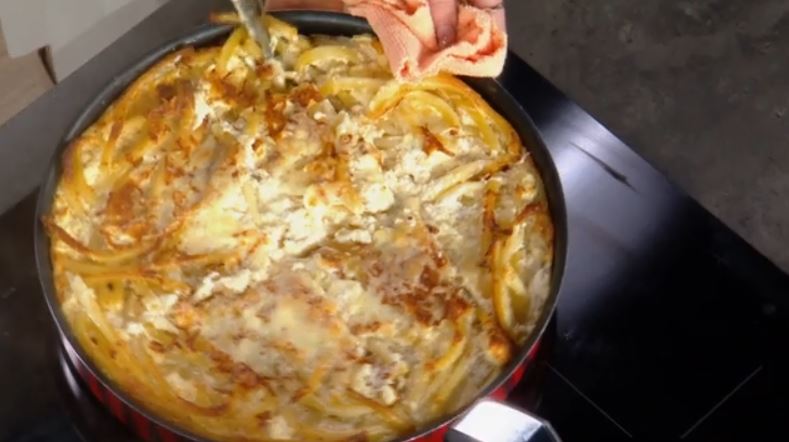 Η Αργυρώ Μπαρμπαρίγου μας ετοιμάζει μακαρονόπιτα χωρίς φύλλο