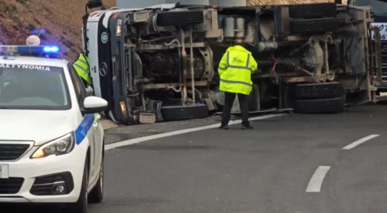 Απορριμματοφόρο ανετράπη στην περιφερειακή Αιγάλεω