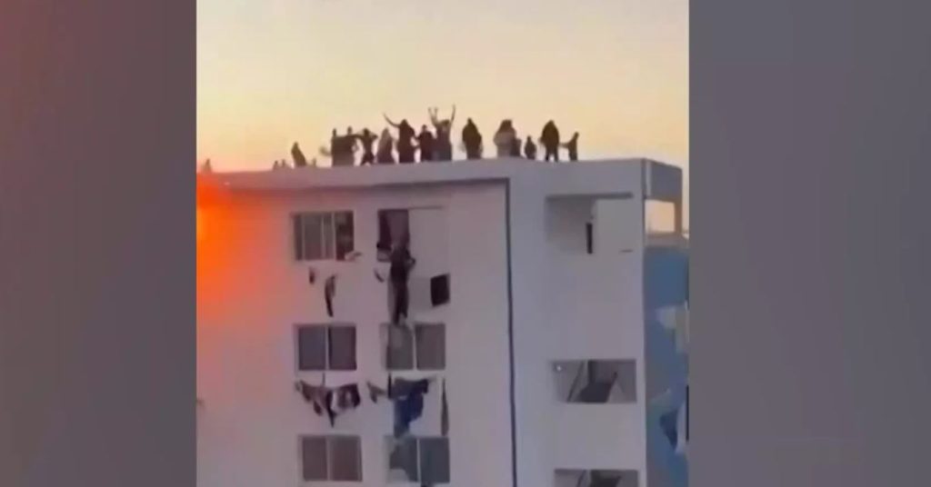 Σενεγάλη: Κρεμασμένοι δεκάδες άνθρωποι από φλεγόμενο κτίριο