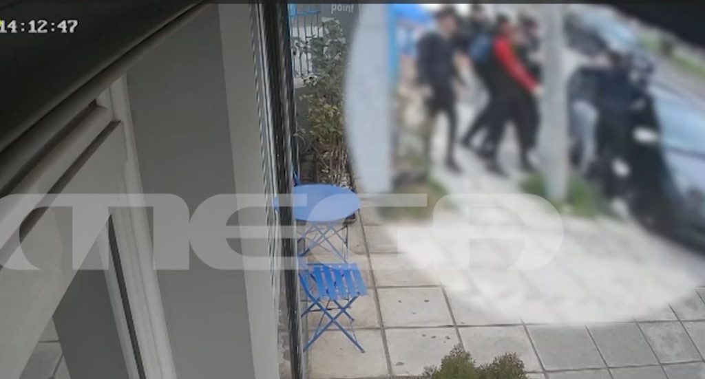 Θεσσαλονίκη: Άγριο ξύλο μεταξύ ανηλίκων έξω από σχολικό συγκρότημα – Βίντεο ντοκουμέντο