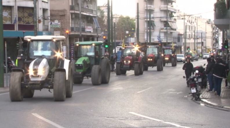 Αγροτική «απόβαση» στην Αθήνα – Παρατεταγμένα δεκάδες τρακτέρ στο Σύνταγμα