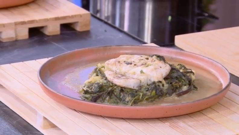 Ο Δημήτρης Σκαρμούτσος μάς ετοιμάζει λαβράκι φρικασέ