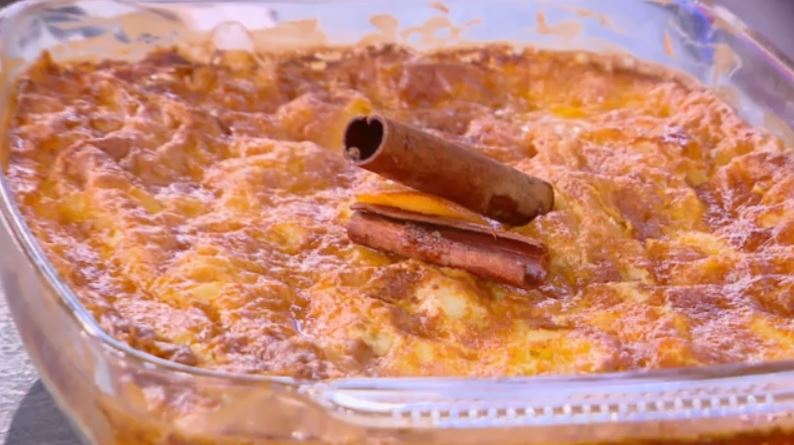 Ο Δημήτρης Σκαρμούτσος μάς ετοιμάζει πορτοκαλόπιτα