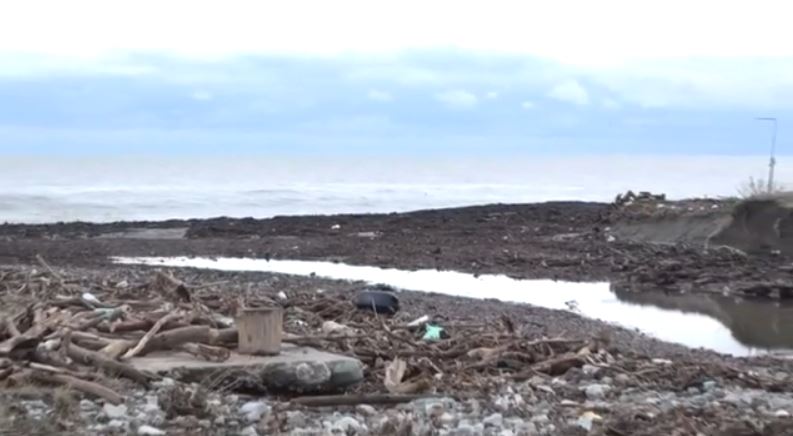 Η κακοκαιρία «βύθισε» τα παράλια της Λάρισας