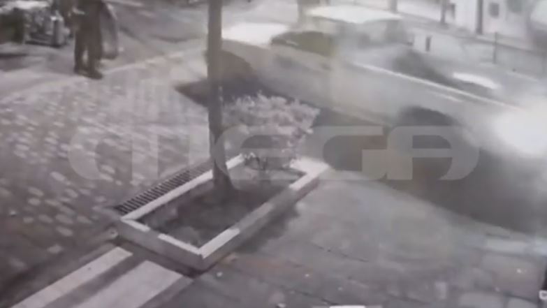 Αίγιο: Απίστευτες εικόνες από κλοπή σε κοσμηματοπωλείο – Χτύπησαν με αγροτικό τη βιτρίνα έξι φορές