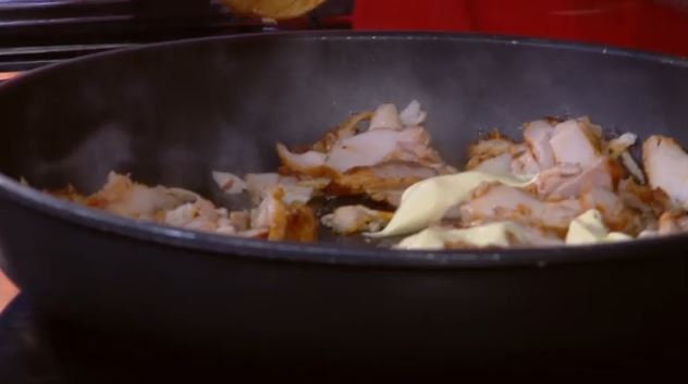 Ο Δημήτρης Σκαρμούτσος μάς ετοιμάζει quesadilla με γύρο κοτόπουλο