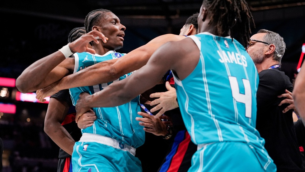 ΝΒΑ: Χαμός στο Χόρνετς-Πίστονς με ξύλο ανάμεσα στους παίκτες – Τέσσερις αποβολές