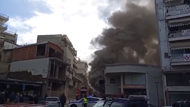 Αγρίνιο: Μεγάλη φωτιά στο κέντρο της πόλης – Πυκνοί καπνοί κάλυψαν την περιοχή