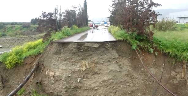 Κακοκαιρία: Εικόνες αποκάλυψης στην Κρήτη – Κατέρρευσε γέφυρα στο Τυμπάκι