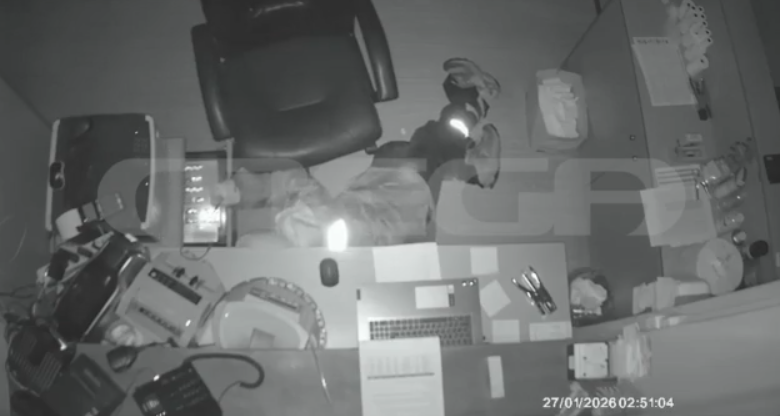 Καλαμάτα: Συμμορία με ποδήλατα «χτύπησε» τα γραφεία των ΚΤΕΛ – MEGA ντοκουμέντο