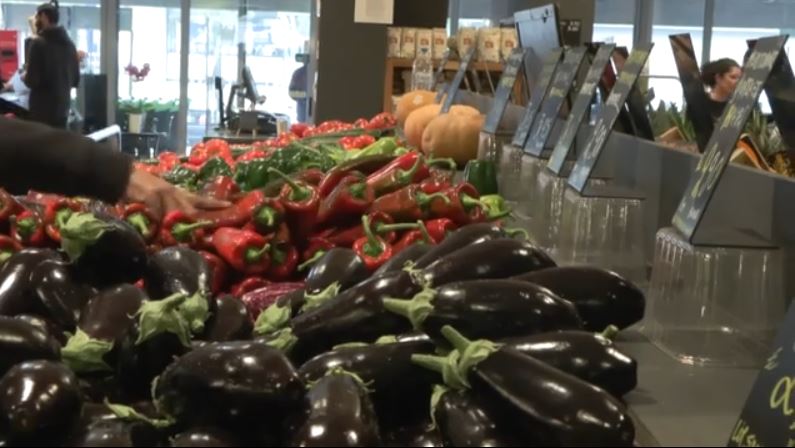 Αδειάζει το πορτοφόλι των καταναλωτών μετά τις νέες αυξήσεις σε βασικά προϊόντα – Απλησίαστα κρέας, λαχανικά και φρούτα