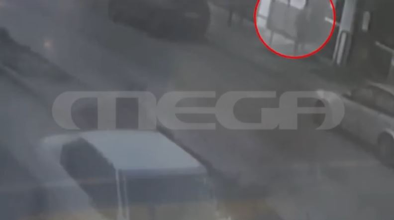 Πειραιάς: Ένοπλη ληστεία σε σούπερ μάρκετ – κουκουλοφόρος άρπαξε από τα ταμεία άγνωστο ποσό