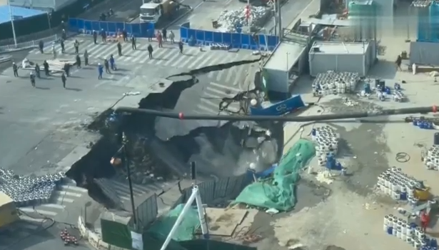 Σαγκάη: Τεράστια τρύπα «κατάπιε» ένα ολόκληρο εργοτάξιο