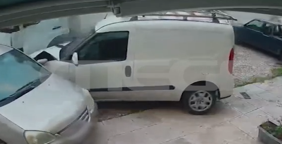 Λεωφόρος Θηβών: Φορτηγό παρέσυρε σταθμευμένα ΙΧ και μηχανάκια – MEGA ντοκουμέντο