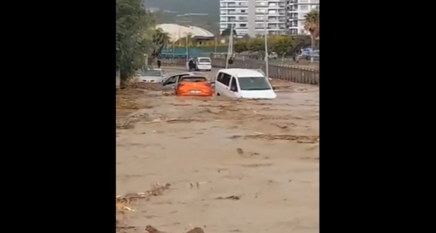 Τουρκία: Σφοδρές βροχοπτώσεις και πλημμύρες – Ορμητικοί χείμαρροι παρέσυραν πολίτες και ΙΧ
