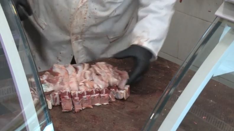 Τσικνοπέμπτη: Αδιανόητες αυξήσεις στις τιμές των κρεάτων –  «Φωτιά» στο πορτοφόλι των καταναλωτών