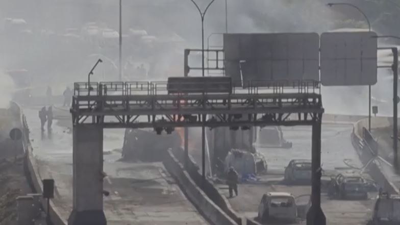 Βυτιοφόρο γεμάτο υγραέριο εξερράγη και συγκρούστηκε με άλλα οχήματα – Πέντε νεκροί