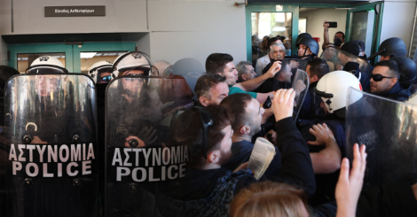 Άγρια επεισόδια κατά την επίσκεψη Γεωργιάδη στο Κρατικό Νίκαιας