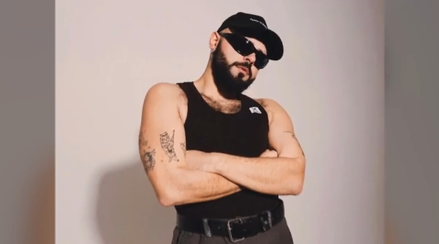 Akylas: Τα δύσκολα παιδικά χρόνια, η ομοφοβική επίθεση & η κατάκτηση της κορυφής