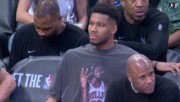 NBA: Με φανέλα του Τζόρνταν ο Γιάννης Αντετοκούνμπο έβλεπε τους Μπακς να χάνουν