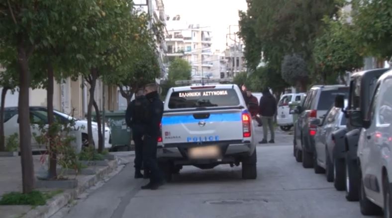 Έκρηξη από χειροβομβίδα στον Κορυδαλλό – Ζημιές σε αυτοκίνητα και μία κατοικία