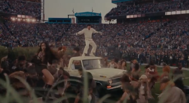 Λάτιν φιέστα & πολιτικά μηνύματα στο show του Bad Bunny στον τελικό του Super Bowl