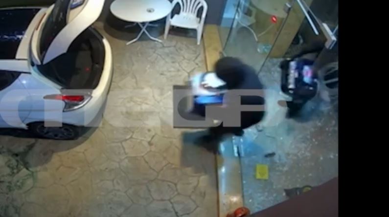 Βάρη: Βίντεο ντοκουμέντο από διάρρηξη σε επιχείρηση – Διέλυσαν την βιτρίνα και πήραν μοτέρ πισίνας και αντλίες