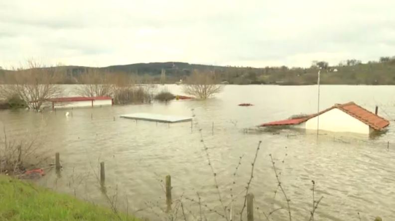 Πάνω από 150.000 στρέμματα έγιναν λίμνη στον Έβρο – Αναχώματα τοποθετεί ο στρατός