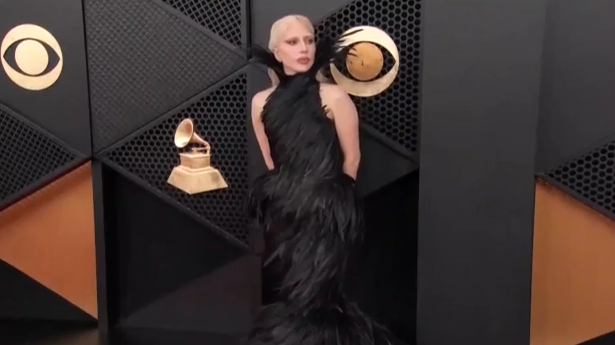 Grammy: Λαμπερές εμφανίσεις & πολιτικά μηνύματα – Απειλές Τραμπ