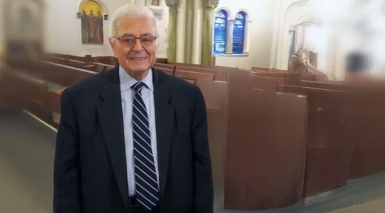 «Τον είδα να κάθεται στο μπροστινό τραπεζάκι με τον επιστάτη του…» – Γείτονας του Κώστα Γρεβενίτη μιλά στο Τούνελ