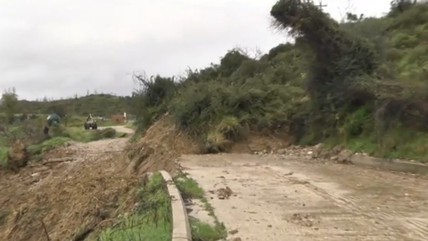 Ηλεία: Κατολισθήσεις, πλημμύρες και αποκλεισμένα χωριά – Στα χέρια μεταφέρουν τους μαθητές