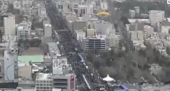 47η επέτειος της «Ισλαμικής Επανάστασης» στο Ιράν: Χιλιάδες κόσμου στους δρόμους και συνθήματα κατά ΗΠΑ – Ισραήλ