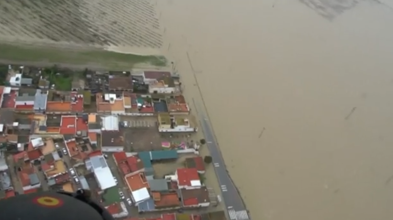 Η καταιγίδα «Μάρτα» σαρώνει την Ισπανία – Χιλιάδες πολίτες απομακρύνθηκαν από τα σπίτια τους